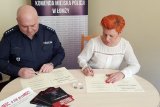Na fotografii przedstawiciele instytucji podpisujących list intencyjny - Policja i Ośrodek Pomocy Społecznej Gminy Łomża