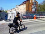 Policjantka Wydziału Patrolowo - Interwencyjnego na rowerze