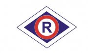 Znak w kształcie rombu z niebieską literą R  na białym polu otoczony czerwonym kołem