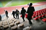 Policyjne ćwiczenia na stadionie, przemieszczenie się funkcjonariuszy schodami na płytę stadionu
