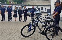 Na zdjęciu funkcjonariusze z rowerami, a także Komendant Miejskie Policji, Naczelnik Wydziału Patrolowo - Interwencyjnego, a także przedstawiciele samorządów, którzy przekazali pojazdy.