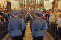 Święto Policji Łomża - uczestnicy Mszy Św. funkcjonariusze Policji, widok ogólny z tyłu kościoła.