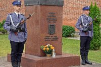 Święto Policji Łomża - funkcjonariusze przy pomniku Kardynała Wyszyńskiego - warta honorowa
