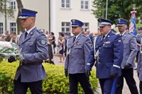 Święto Policji Łomża - złożenie kwiatów przed pomnikiem Kardynała Wyszyńskiego