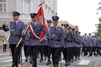 Święto Policji Łomża - przemarsz pododdziałów na miejsce uroczystego apelu, poczty sztandarowe i awansowani funkcjonariusze