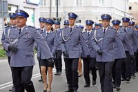 Święto Policji Łomża - przemarsz pododdziałów na miejsce uroczystego apelu, awansowani funkcjonariusze