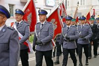 Święto Policji Łomża - przemarsz pododdziałów na miejsce uroczystego apelu, poczty sztandarowe.