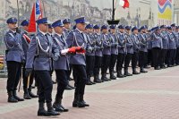 Święto Policji Łomża - uroczysty apel. Przed podniesieniem flagi na maszt.