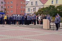 Święto Policji Łomża - uroczysty apel.  Powitanie gości przez Komendanta Miejskiego Policji w Łomży.