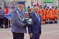 Święto Policji Łomża - uroczysty apel. Przekazanie defibrylatora Komendzie Miejskiej Policji w Łomży