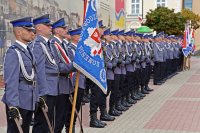 Święto Policji Łomża - uroczysty apel. Widok ogólny na pododdziały.