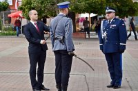 Święto Policji Łomża - uroczysty apel. Meldunek dla komendanta Wojewódzkiego Policji w Białymstoku rozpoczynający uroczystość.