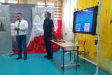 Spotkanie profilaktyczne w SP w Szczepankowie na fotografii policjantka i przedstawiciel szkoły.