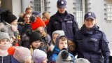 Dzieci zwiedzają Komendę Miejską Policji