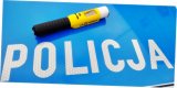 Napis policja na niebieskim tle, nad napisem urządzenie &quot;promiler&quot;, do pomiaru stanu trzeźwości