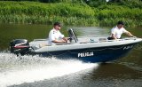 Policjanci na łodzi patrolują rzekę Narew.