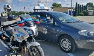 Pojazd egzaminacyjny WORD Łomża oraz motocykl policyjny