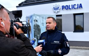 I Zastępca Komendanta Głównego Policji nadinspektor Dariusz Augustyniak udziela wywiadu mediom