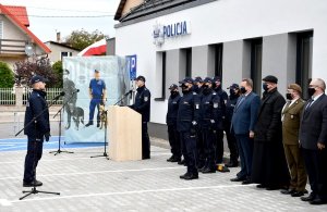 Dowódca uroczystości składa meldunek  I Zastępcy Komendanta Głównego Policji nadinspektorowi Dariuszowi Augustyniakowi o zakończeniu uroczystości
