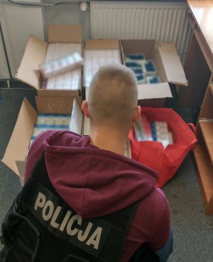 Policjant przy papierosach bez polskich znaków akcyzy skarbowej