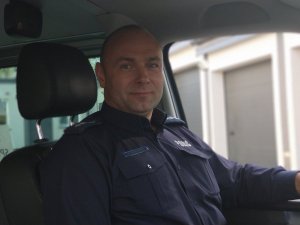 Policjant siedzący w samochodzie