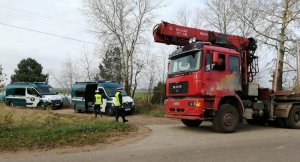 Pojazd ciężarowy kontrolowany przez inspektorów Inspekcji Transportu Drogowego