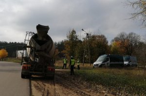 Pojazd ciężarowy - betoniarka, kontrolowany przez inspektorów ITD oraz policjanta