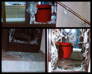 Kolaż trzech zdjęć, na których widać uszkodzone drzwi.