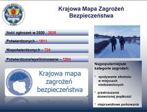 Logo Komendy Miejskiej Policji w Łomży, podsumowanie Krajowej Mapy Zagrożeń, ile było zgłoszeń, w tym potwierdzonych , niepotwierdzonych i wyeliminowanych. Miniaturka zdjęcia dwóch policjantów pełniących służbę w parku.