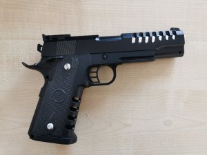 Broń na kulki, koloru czarnego, przypominająca wyglądem prawdziwą broń.