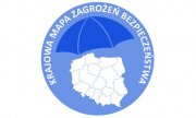 Baner Krajowej Mapy Zagrożeń Bezpieczeństwa Niebieska plansza na środku której znajduje się biały kontur mamy Polski pod granatowym parasolem