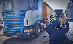 Kontrola samochodu ciężarowego przez policjantów i inspektorów transportu drogowego