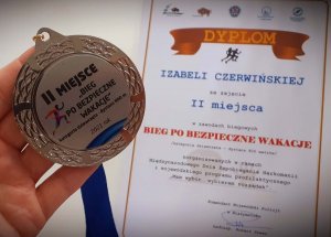 Dyplom i medal za zajęcie II miejsca w konkursie Bieg po bezpieczne wakacje