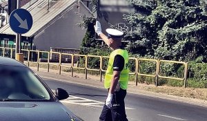 Policjant Ruchu Drogowego nakazujący gestem ręki zatrzymanie się pojazdu