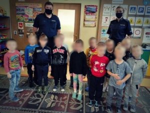 Policjanci z grupą dzieci w Przedszkolu
