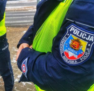 Emblemat na mundurze Komendy Miejskiej Policji w Łomży.