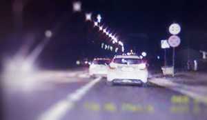 Zdjęcie z wideorejestratora, na którym widać, że biały samochód osobowy wyprzedza na przejściu dla pieszych.