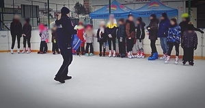 Policjantka z dziećmi na lodowisku