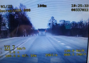 Zdjęcie z wideorejestratora, na którym widoczna jest prędkość kierowcy jadącego przed radiowozem.
