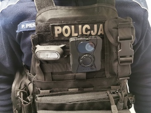 Kamera na kamizelce taktycznej umundurowanego policjanta.