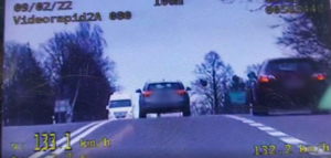 Screen z wideorejestratora. Widoczne na zdjęciu, że samochód jedzie z prędkością 133 km/h.