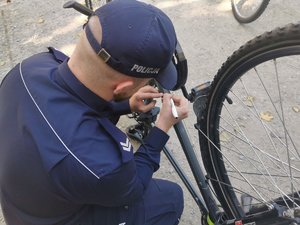Policjant w trakcie znakowania roweru