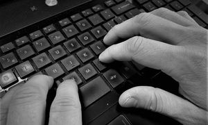 Dłonie piszące na klawiaturze komputerowej