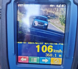 Zdjęcie ekranu ręcznego miernika prędkości, na którym widać, że kierowca jedzie z prędkością 106 kilometrów na godzinę.