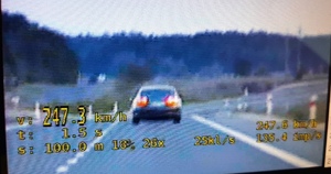 Zdjęcie z wideorejestratora, na którym widać jak kierowca samochodu osobowego jedzie z prędkością 247 kilometrów na godzinę.