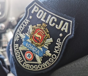 Emblemat Wydziału Ruchu Drogowego Komendy Miejskiej Policji w Łomży.