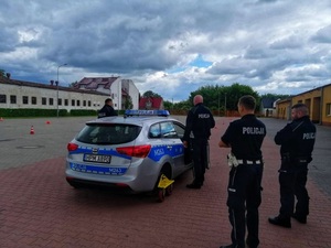 Policjanci na placu manewrowym szkolą się z techniki jazdy