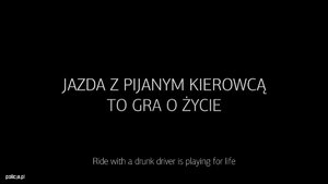 czarna plansza i biały napis jazda z pijanym kierowcą to gra o życie