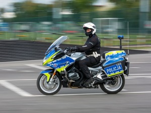 Policjant jedzie motocyklem
