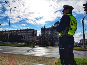 Policjant stoi przy przejściu dla pieszych